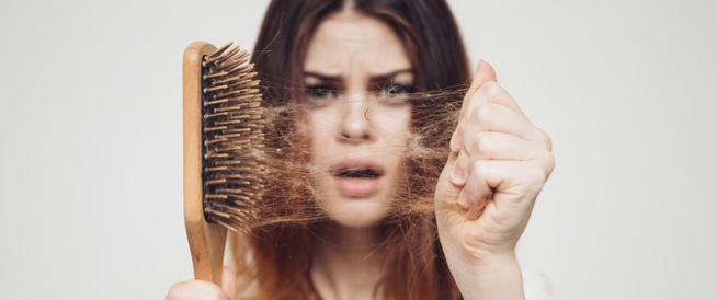 كيف أوقف تساقط الشعر نهائياً؟ الأسباب الحقيقية والحلول العلمية المثبتة